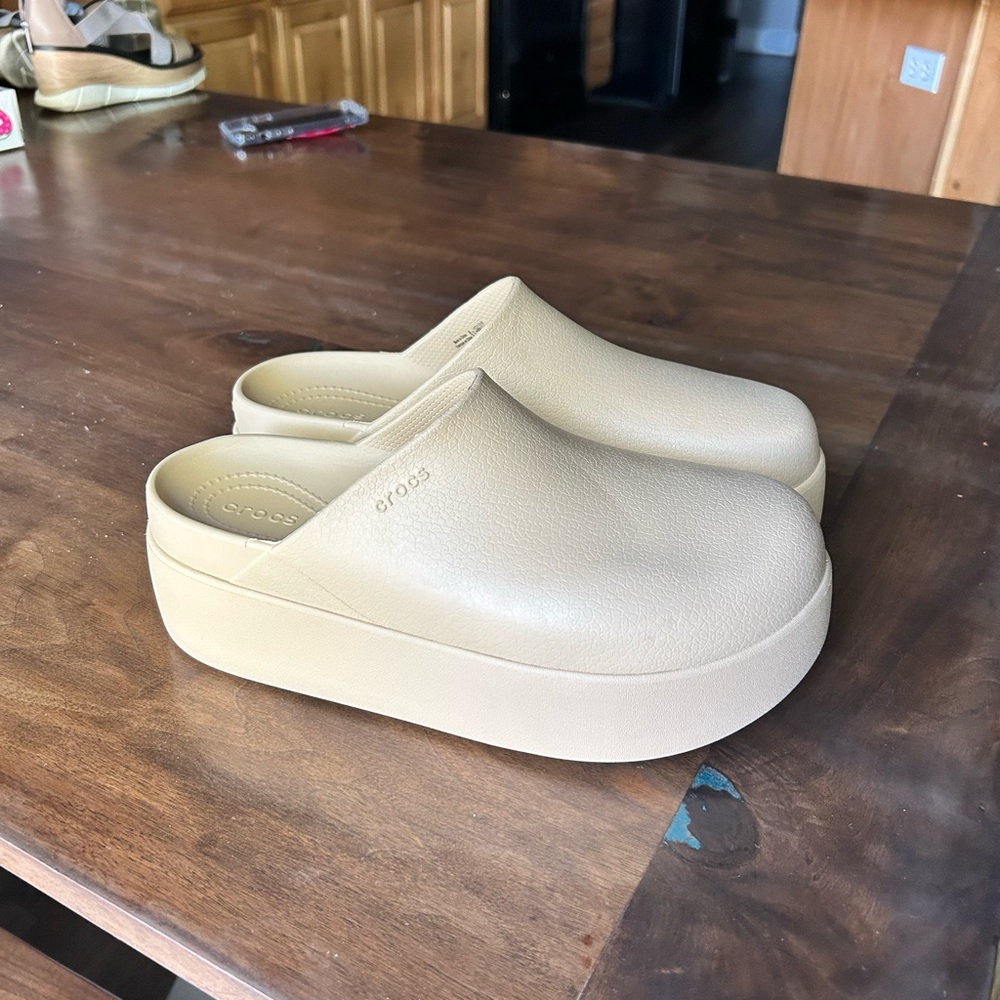 CROCS Dylan Platform Clogs